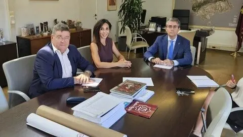 Reuni&oacute;n entre la presidenta de la C&aacute;mara de Comercio de Murcia, Miryam Fuertes, y el concejal de Comercio del ayuntamiento de Murcia, Jes&uacute;s Pacheco. (C&aacute;mara de Murcia)