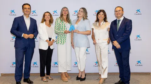 Foto de familia durante la entrega del reconocimiento. (CaixaBank)
