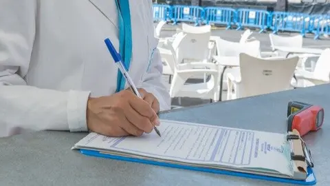 Imagen de una inspectora realizando una auditor&iacute;a. (Hostecar)
