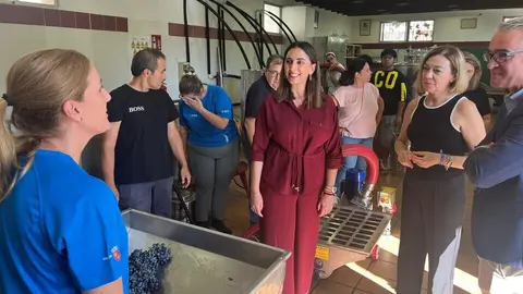 La consejera Sara Rubira en una de las aulas donde se trabaja en la elaboraci&oacute;n de vino. (CARM)