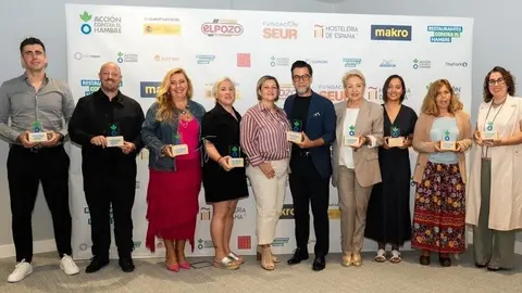 Foto de familia durante el reconocimiento a los a&ntilde;os de apoyo a la campa&ntilde;a por parte de la compa&ntilde;&iacute;a murciana. (Grupo Fuertes)