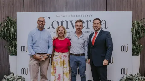 Fotograf&iacute;a durante el encuentro con la presencia de Juan J&oacute;dar (derecha). (Manuel J&oacute;dar Asesores)