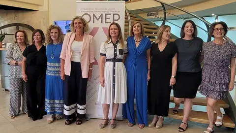 Imagen de familia en un taller del consistorio murciano junto a OMEP. (Ayuntamiento de Murcia)