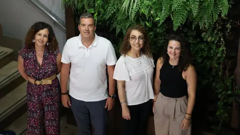 Laleh Mozafari, con gafas, junto a sus directores de tesis en la Escuela de Ingenier&iacute;a Agron&oacute;mica de la UPCT. (UPCT)