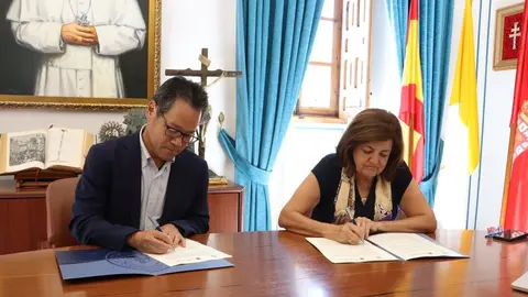 Fotograf&iacute;a durante la firma del acuerdo. (UCAM)