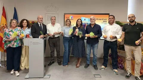 Fotograf&iacute;a grupal en la presentaci&oacute;n de la participaci&oacute;n regional en la feria. (CARM)