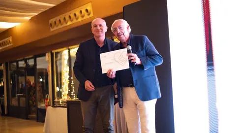 El vicerrector de la UMU Longinos Marín entregó el reconocimiento a Juan Gil en AEMARK 2025. (UMU)