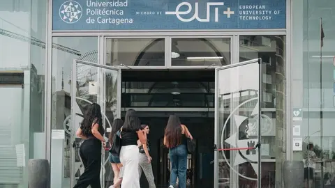 Alumnos entrando a la UPCT. (UPCT)