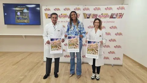 Mar&iacute;a Jos&eacute; Canovas, directora corporativa de Recursos Humanos y Servicios Jur&iacute;dicos de Grupo Fuertes, Rosa S&aacute;nchez Bishop, alcaldesa de Alhama de Murcia, y Rafael Fuertes, director general de El Pozo, en el anuncio de la participaci&oacute;n en la Kart Royale. (El Pozo)