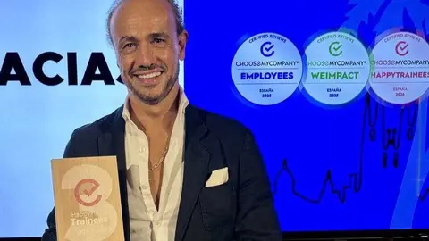 Imagen de Ignacio Soto, director de Personas y Desarrollo Corporativo del grupo, recogiendo el premio. (ESP Solutions)