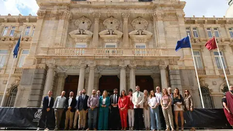 Foto de familia en el acto promocional organizado por el IItrem con motivo del D&iacute;a Mundial del Turismo en Cartagena. (CARM)