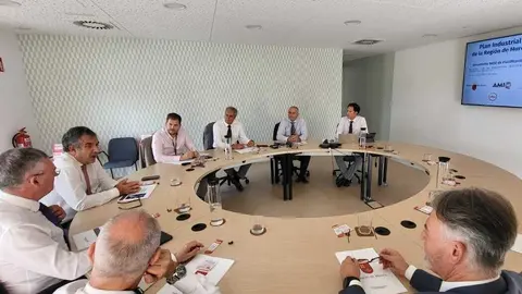El consejero de Medio Ambiente, Juan Mar&iacute;a V&aacute;zquez, durante la reuni&oacute;n con el presidente de la Asociaci&oacute;n Murciana de Industrias Qu&iacute;micas (AMIQ), Francisco S&aacute;nchez, y miembros de su Junta directiva, para abordar el Plan Industrial de la Regi&oacute;n, en HTBA. (CARM)