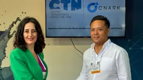 La directora de CTN, Noelia Ortega, y el director de OCNARK, Edward Capapas, firman el acuerdo de colaboraci&oacute;n. (CTN)