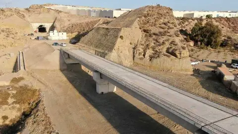 Vista a&eacute;rea de la l&iacute;nea de alta velocidad Murcia-Almer&iacute;a. (Ministerio de Transportes)