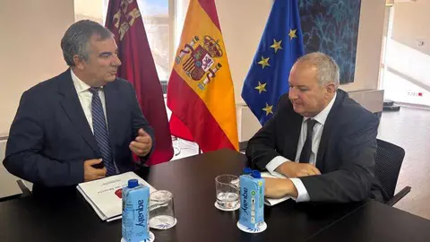 El consejero de Investigaci&oacute;n, Juan Mar&iacute;a V&aacute;zquez, durante la reuni&oacute;n mantenida con el ministro de Industria, Energ&iacute;a y Turismo, Jordi Hereu. (CARM)