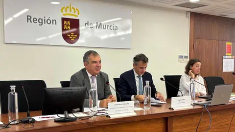 El consejero Juan Mar&iacute;a V&aacute;zquez, acompa&ntilde;ado por el secretario general del CSN, Pablo Mart&iacute;n Gonz&aacute;lez, da la bienvenida a los inspectores del Consejo de Seguridad Nuclear. (CARM)