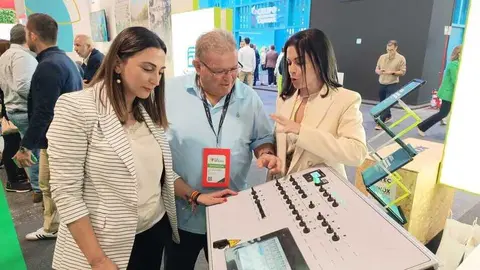 Imagen de la consejera de Agricultura, Sara Rubira, durante su visita al stand de la empresa Ritec en Fruit Attraction. (CARM)