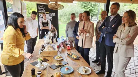 La consejera Carmen Conesa, el alcalde de Caravaca de la Cruz, Jos&eacute; Francisco Garc&iacute;a, y otros participantes en la presentaci&oacute;n de Las Cocinas del Jubileo. (CARM)
