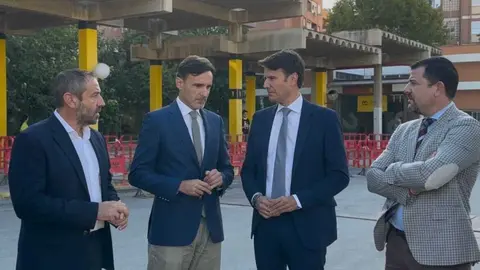 El consejero de Fomento e Infraestructuras, Jorge Garc&iacute;a Montoro, junto al alcalde de Molina de Segura, Jos&eacute; &Aacute;ngel Alfonso, el director general de Movilidad y Transporte, Jos&eacute; Antonio Verd&uacute;, y el concejal de Movilidad, Antonio Mart&iacute;nez, durante la supervisi&oacute;n de las obras de instalaci&oacute;n de los puntos de recarga. (CARM)