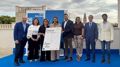 La consejera Carmen Conesa, con los participantes en el acto de presentaci&oacute;n de las II Olimpiadas del Turismo. (CARM)