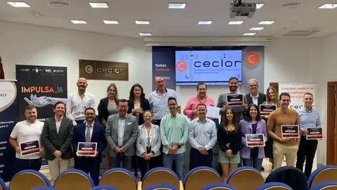 Foto de familia en la sede de Ceclor durante la entrega del reconocimiento. (Ceclor)