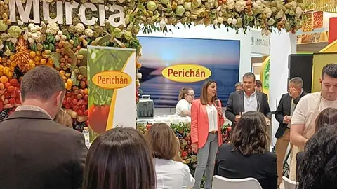 Imagen de la consejera Sara Rubira durante una de las degustaciones de tomate que se han realizado en el stand de la Regi&oacute;n de Murcia. (CARM)