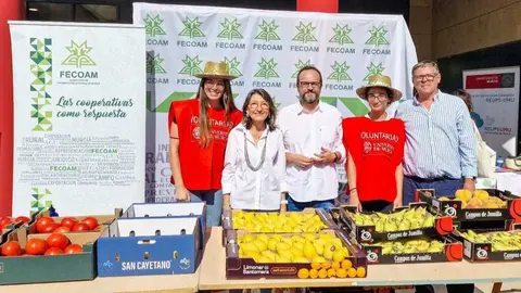 Fecoam durante el reparto de frutas y verduras. (Fecoam)