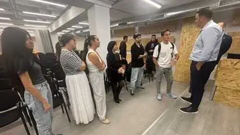 Al finalizar la sesi&oacute;n, estudiantes de relaciones internacionales guardaron cola para comentarles sus inquietudes y admiraci&oacute;n por la empresa. (The Open Faculty)