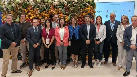 Imagen de la consejera Sara Rubira con los organizadores del foro Datagri 2025. (CARM)
