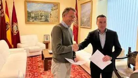 Imagen tras la firma de la licencia de obra. (ACE Comunicaci&oacute;n)