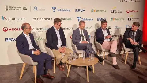 De izquierda a derecha: David Porta, director Data & IA en Veolia Espa&ntilde;a; Javier Vecino Lara, m&aacute;nager de desarrollo de negocio IoT, Data e IA en Telef&oacute;nica Tech; Ignacio Garc&iacute;a Bosch, responsable del plan il.lumina de i-DE (Iberdrola); Joaqu&iacute;n M&aacute;s Belso, director general del Grupo Enercoop e Iv&aacute;n Lozano, director del &aacute;rea Tech de Grupo Zambudio. (Grupo Zambudio)