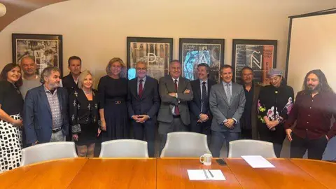 Foto de familia durante el encuentro internacional en la embajada. (Ayuntamiento de Murcia)