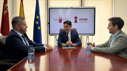 El consejero de Fomento e Infraestructuras, Jorge Garc&iacute;a Montoro, durante la reuni&oacute;n con el presidente de CROEM, Miguel L&oacute;pez Abad, y el secretario general de la consejer&iacute;a, Jos&eacute; Francisco Lajara. (CROEM)