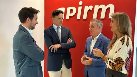 El secretario general de la consejer&iacute;a de de Fomento e Infraestructuras, Jos&eacute; Francisco Lajara; el consejero del ramo, Jorge Garc&iacute;a Montoro, el presidente de Apirm, Jos&eacute; Ram&oacute;n Bl&aacute;zquez, y la directora de Apirm, Beatriz Men&eacute;ndez, durante el encuentro mantenido sobre la &lsquo;Vivienda Asequible de la Regi&oacute;n de Murcia&rsquo;. (CARM)