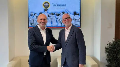 Apret&oacute;n de manos tras la firma de renovaci&oacute;n del acuerdo. (Disfrimur)