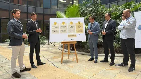 El consejero Jorge Garc&iacute;a Montoro acompa&ntilde;ado del presidente de la Federaci&oacute;n de Municipios de la Regi&oacute;n de Murcia, V&iacute;ctor Manuel L&oacute;pez, el presidente de Frecom, Jos&eacute; Hern&aacute;ndez, el profesor de la UPCT que ha elaborado el inventario, Juan Pedro Sanz, y el secretario general de la consejer&iacute;a, Jos&eacute; Francisco Lajara. (CARM)