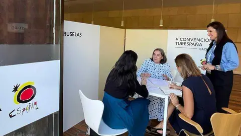 Una de las reuniones mantenida por la delegaci&oacute;n del Itrem desplazada en C&aacute;ceres. (CARM)