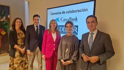 Momentos posteriores a la firma del convenio entre CaixaBank y Adimur. (CaixaBank)