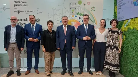 El consejero Juan Mar&iacute;a V&aacute;zquez junto con parte del equipo de la Fundaci&oacute;n S&eacute;neca tras la presentaci&oacute;n de Semana de la Ciencia. (CARM)