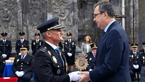 La Polic&iacute;a Nacional entrega un obsequio a la ciudad de Murcia por el 1.200 aniversario de su fundaci&oacute;n