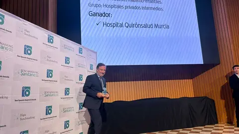 Luis Mesa del Castillo, gerente del hospital Quir&oacute;nsalud Murcia, recogiendo el galard&oacute;n. (Quir&oacute;nsalud)