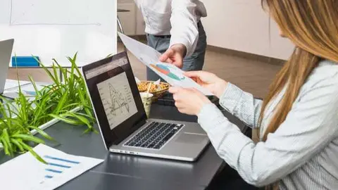 Trabajadores de una empresa intercambian opiniones. (Freepik)