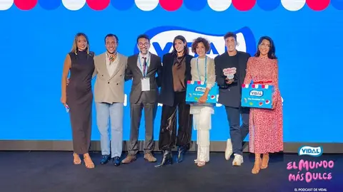 Foto de familia en la presentaci&oacute;n del podcast. (Vidal Golosinas)