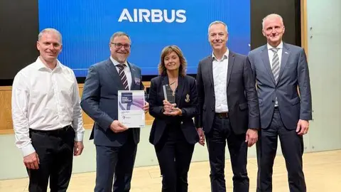 Pierre-Henri Ortiz, vicepresidente de Compras, Sistemas de Fabricaci&oacute;n e Industrializaci&oacute;n de Airbus; Juan Albeniz, director general de MTorres; Yolanda Torres, vicepresidenta de MTorres; Charles Huguet, vicepresidente Senior y Compras Generales&nbsp;de Airbus; y Olaf R&uuml;scher, director comercial de la Divisi&oacute;n Aeroespacial de MTorres. (Comp&aacute;s Comunicaci&oacute;n)