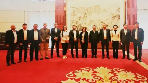 El director general de Universidades, Antonio Caballero, junto con el vicepresidente de la provincia de Shandong, Sun Jiye, y representantes del Gobierno, en el encuentro celebrado en la capital provincial, Jinan.&nbsp;(CARM)