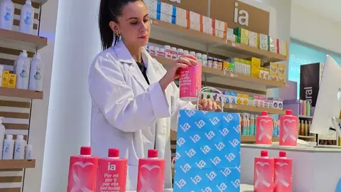 Farmac&eacute;utica con el gel de rosa mosqueta. (Hefame)