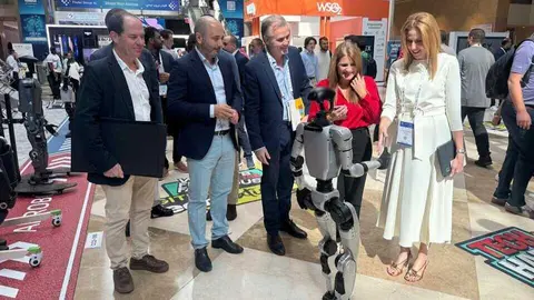 La consejera de Empresa, Marisa L&oacute;pez Arag&oacute;n, junto al director del Info, Joaqu&iacute;n G&oacute;mez, y representantes de empresas de la Regi&oacute;n, conocen las soluciones tecnol&oacute;gicas. (CARM)