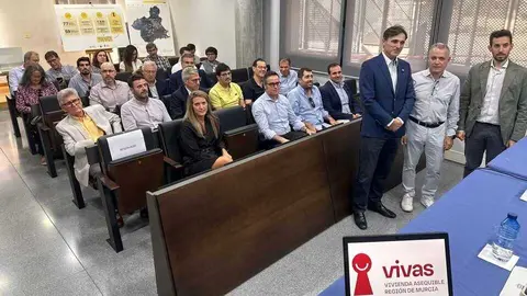 El consejero de Fomento e Infraestructuras, Jorge Garc&iacute;a Montoro, el presidente de Apirm, Jos&eacute; Ram&oacute;n Bl&aacute;zquez, y el secretario general de la Consejer&iacute;a, Jos&eacute; Francisco Lajara, durante la jornada informativa sobre el nuevo modelo de vivienda asequible. (CARM)