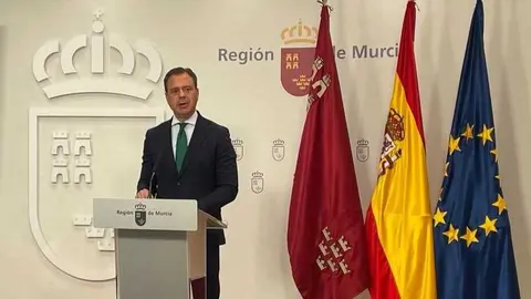 El consejero Portavoz, Marcos Ortu&ntilde;o, durante la rueda de prensa posterior al Consejo de Gobierno. (CARM)