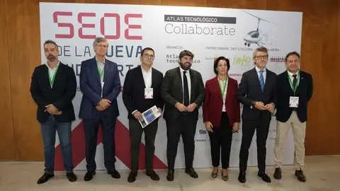 Foto de familia en el photocall del evento. (Collaborate)